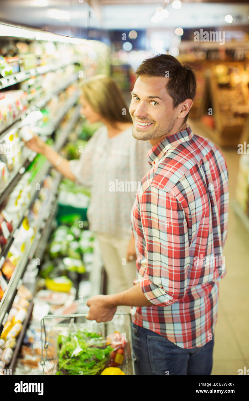 Paar zusammen einkaufen im Supermarkt Stockfoto