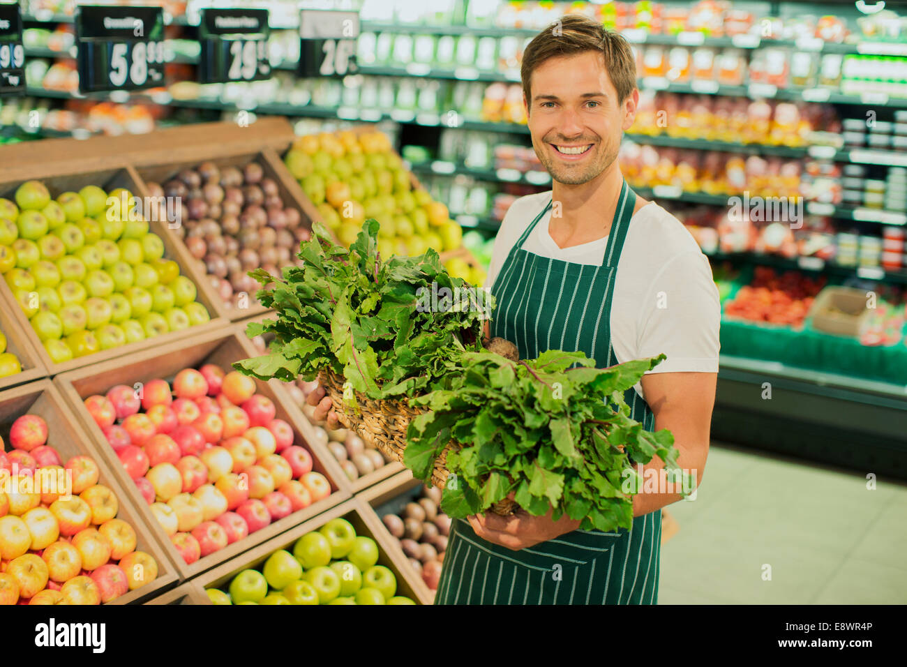 Sachbearbeiter mit Produkten im Supermarkt Stockfoto
