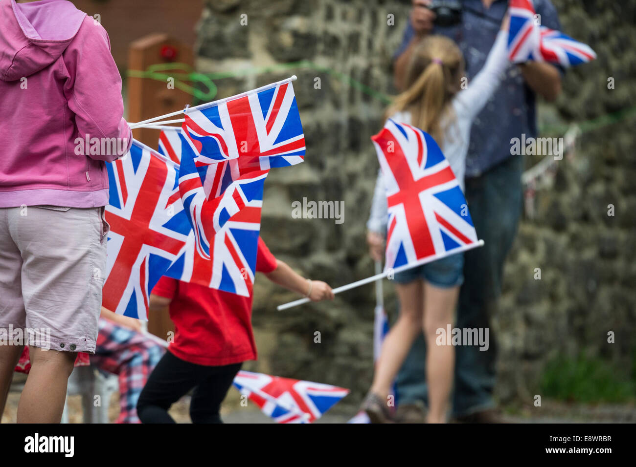 Zuschauer winken Union Flaggen zur Unterstützung der Tour of Britain 2014-Radrennen. Stockfoto