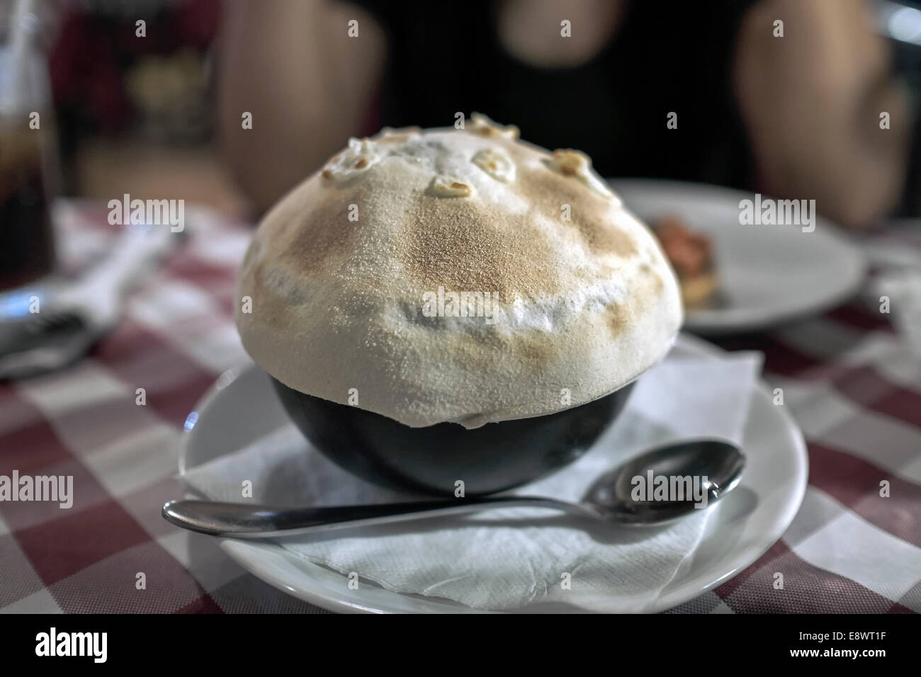 Pitta Brotkappe auf einer Schüssel Suppe Stockfoto