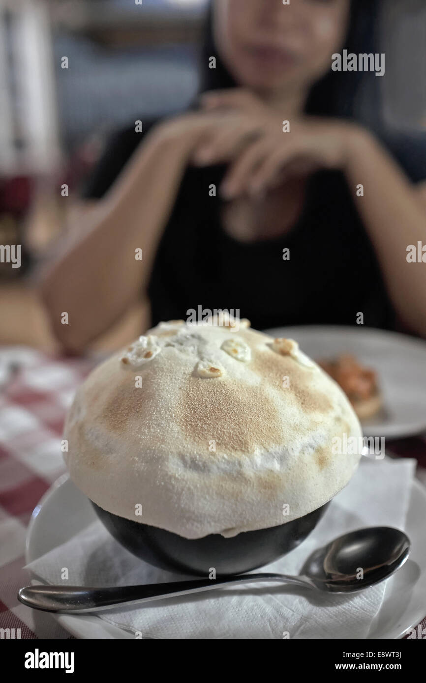 Pitta Brotkappe auf einer Schüssel Suppe Stockfoto