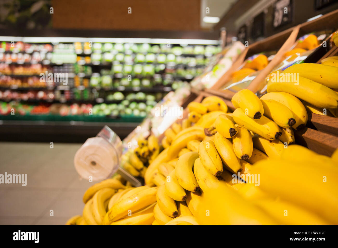 Nahaufnahme von Bananen in Gemüseabteilung Lebensmittelgeschäft Stockfoto