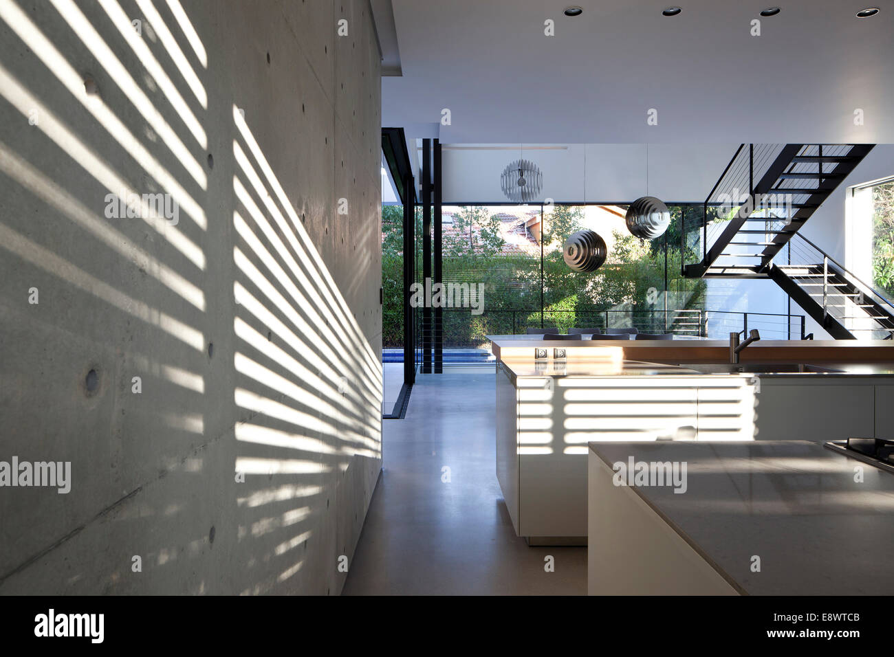 Offene Küche und Treppenhaus im Golan House, Israel, Naher Osten. Stockfoto