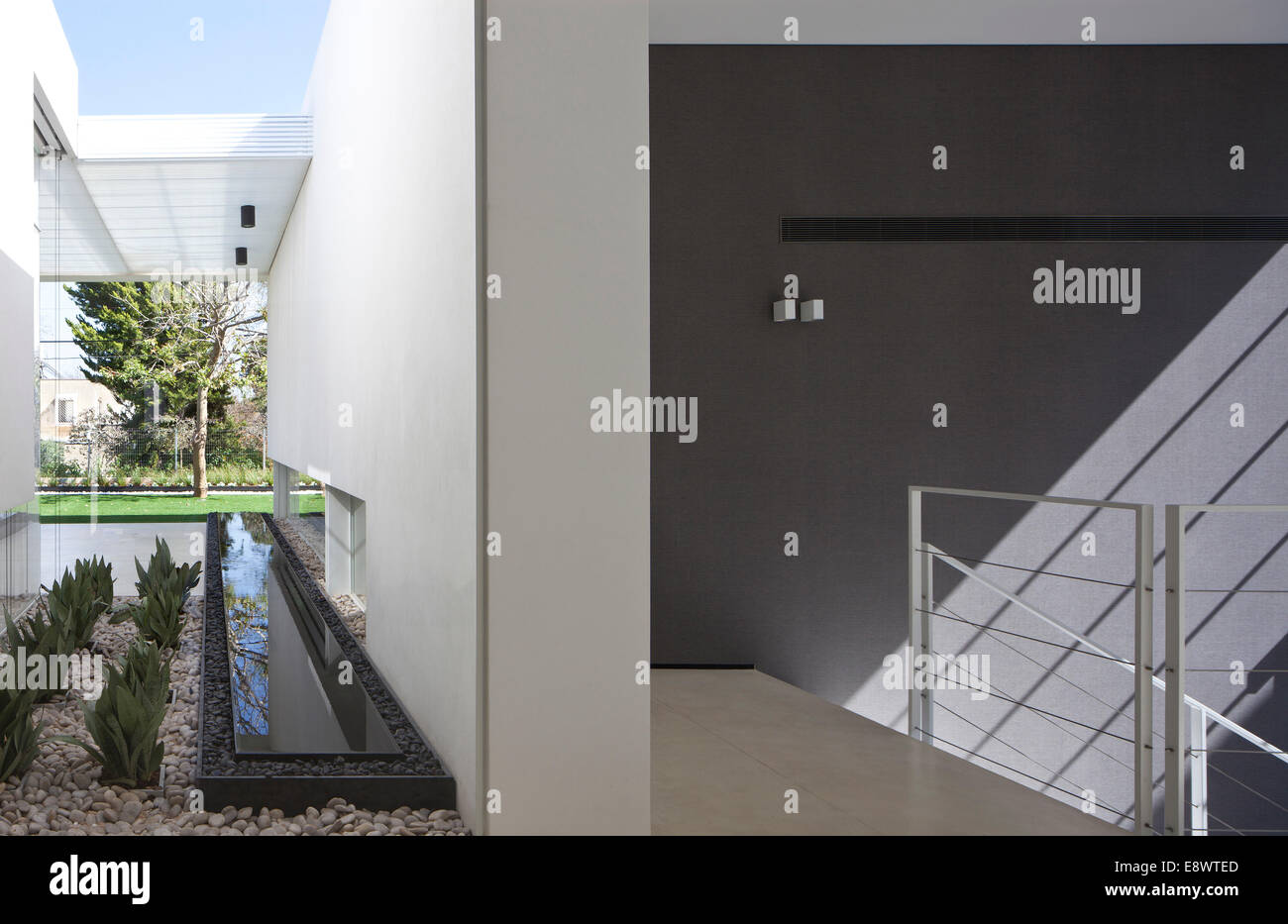 Offene Treppe Interieur mit Blick durch Fenster, Kakteengarten in Z Haus, Israel, Naher Osten. Stockfoto