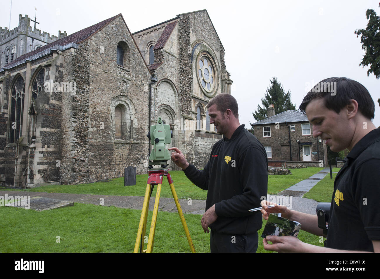 Waltham, Essex, England. 14. Oktober 2014. Die Suche nach König Harold Reste beginnen am Jahrestag seiner scheinbaren Tod. Ovale Filme und Stratascan, die Teams, die die Überreste von Richard III unter einen Parkplatz 2012 entdeckt, durchführen der Scan im Klostergarten in Waltham Abbey. © Lee Thomas/ZUMA Draht/Alamy Live-Nachrichten Stockfoto