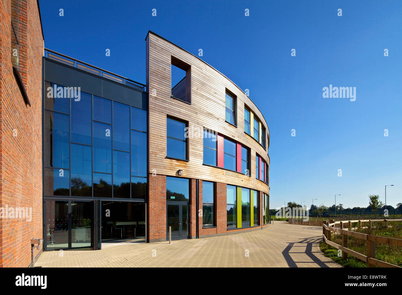 Glas-Eingang zum Open Academy, Norwich, Großbritannien Stockfoto