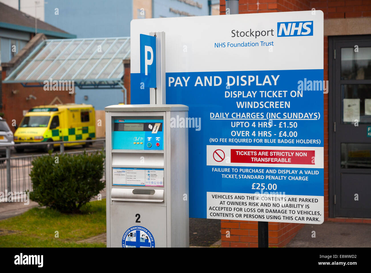 Bezahlung und Display Messgerät zur Ausgabe tickets und Gebühren / Parkplatz Laderate anmelden eine NHS-Krankenhaus-Parkplatz. UK Stockfoto Bezahlung und Display Messgerät zur Ausgabe tickets und Gebühren / Parkplatz Laderate anmelden eine NHS-Krankenhaus-Parkplatz. UK Stockfoto