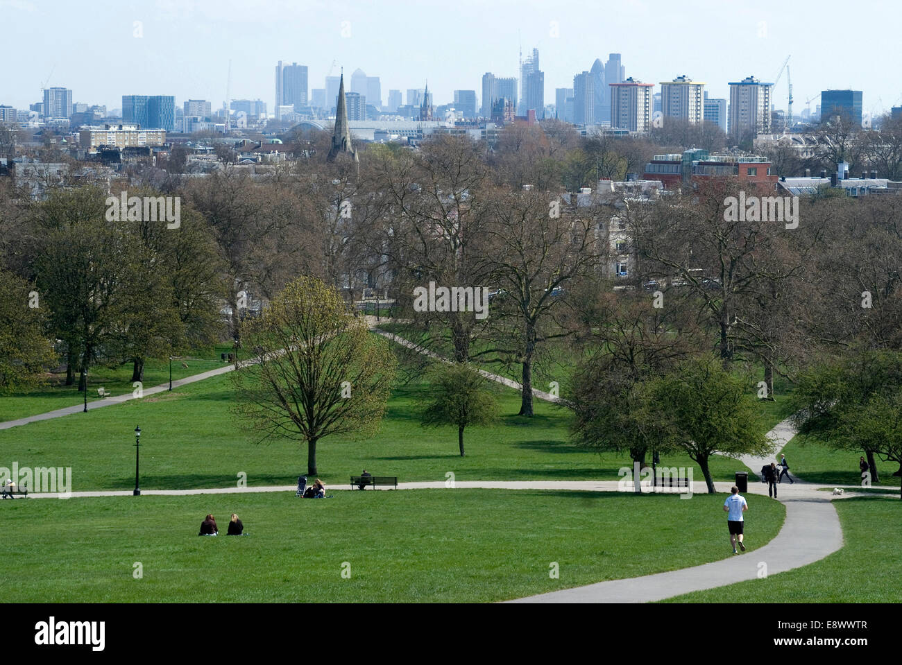 Blick über Central London und die Stadt von der Spitze der Primrose Hill, London NW1, England Stockfoto
