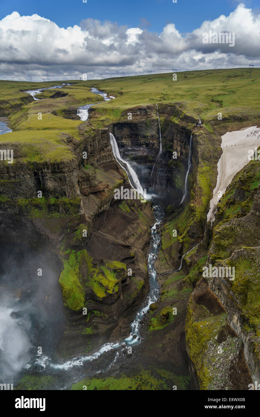 Haifoss liegt in der Nähe des Vulkans Hekla und ist der höchste Wasserfall in Island. Stockfoto