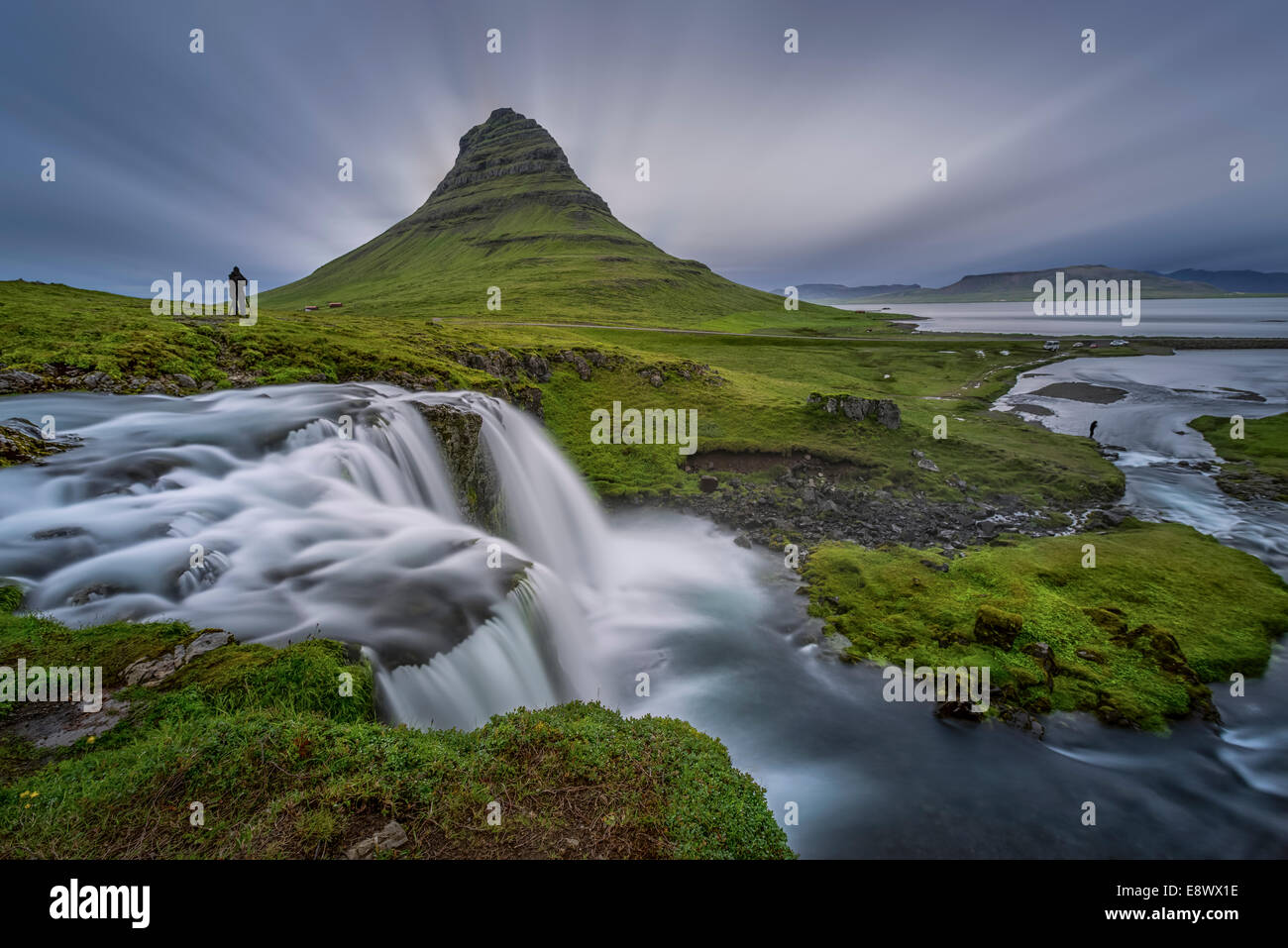 Fotografen, die Bilder von Mt Kirkjufell mit Kirkjufoss Wasserfällen im Vordergrund, Grundarfjordur, Island Stockfoto