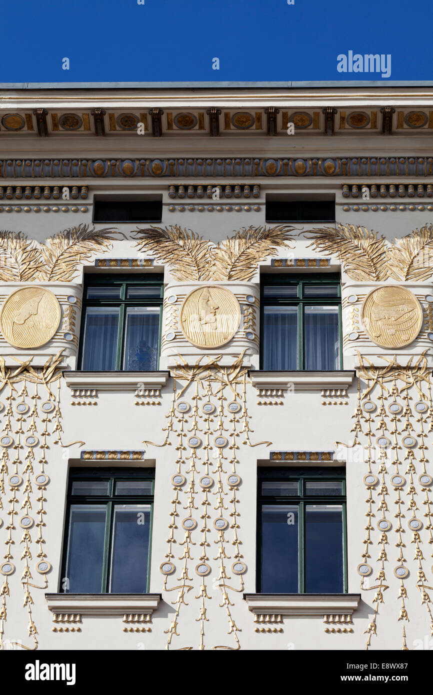 Detail der Fassade vergoldete Medaillons auf Jugendstil Medaillon Haus ...