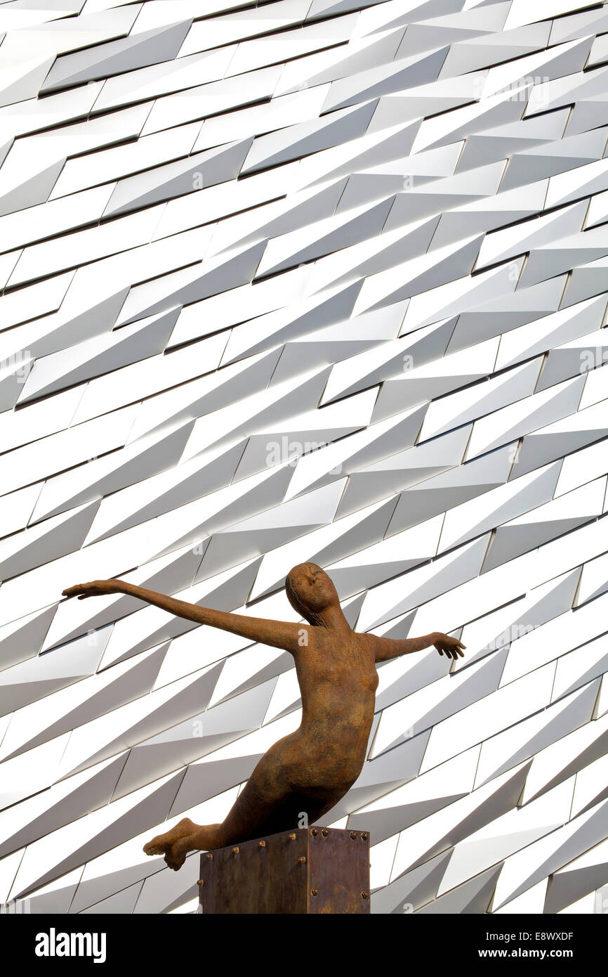 Bronze Skulptur Titanica vor das äußere der Gebäude ein Museum auf BelfastÆs maritimes Erbe, Belfast Titanic. Nordirland Stockfoto