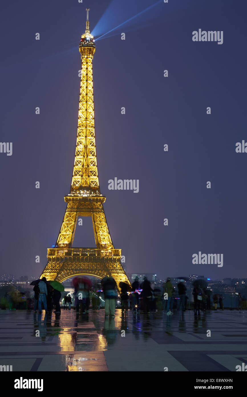 Eiffelturm in Paris mit Touristen in der Abenddämmerung Stockfoto