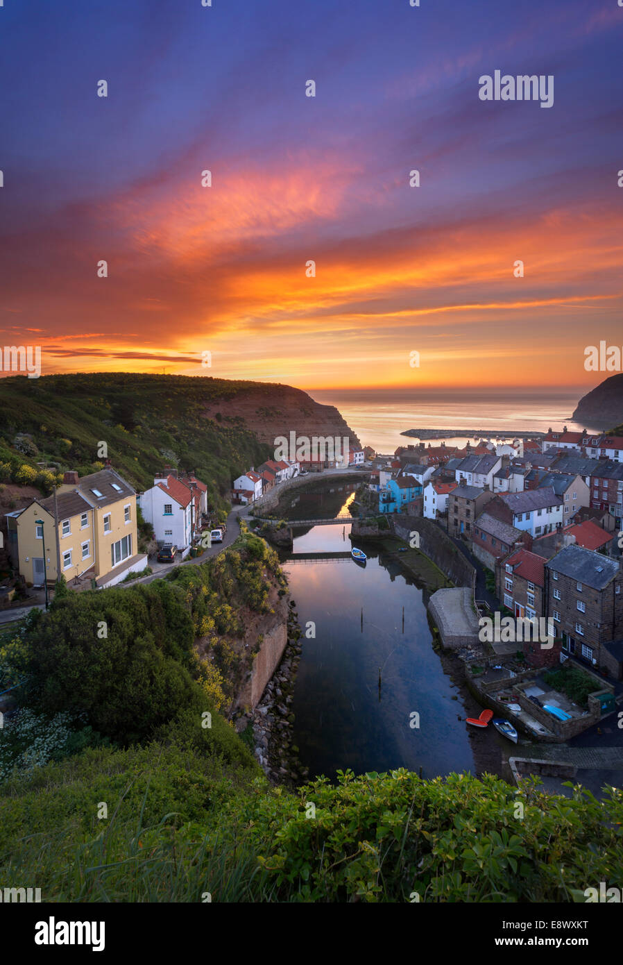 Sonnenaufgang über dem Staithes Fischerdorf an der Küste von Yorkshire Stockfoto