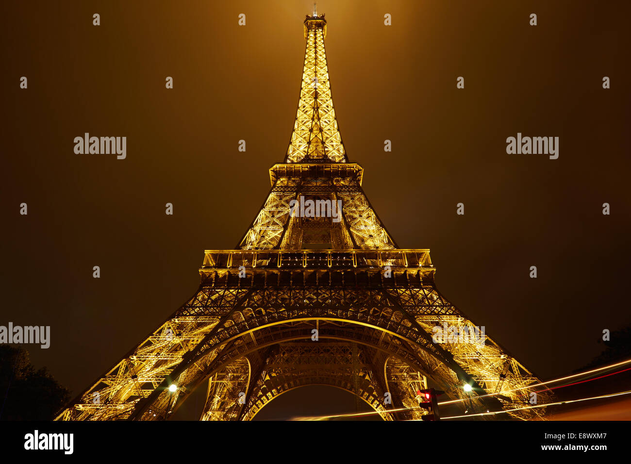 Eiffelturm in Paris bei Nacht, niedrigen Winkel Ansicht Stockfoto