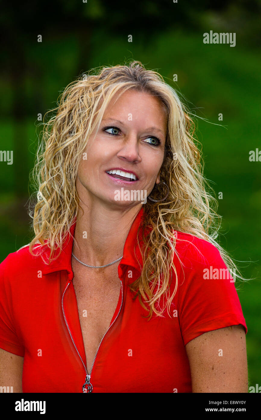 Weibliches Modell in Freizeitkleidung zu lachen Stockfoto