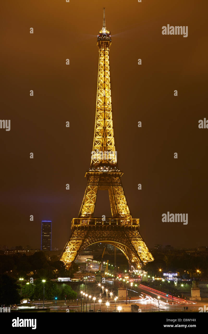 Eiffelturm in Paris bei Nacht Stockfoto