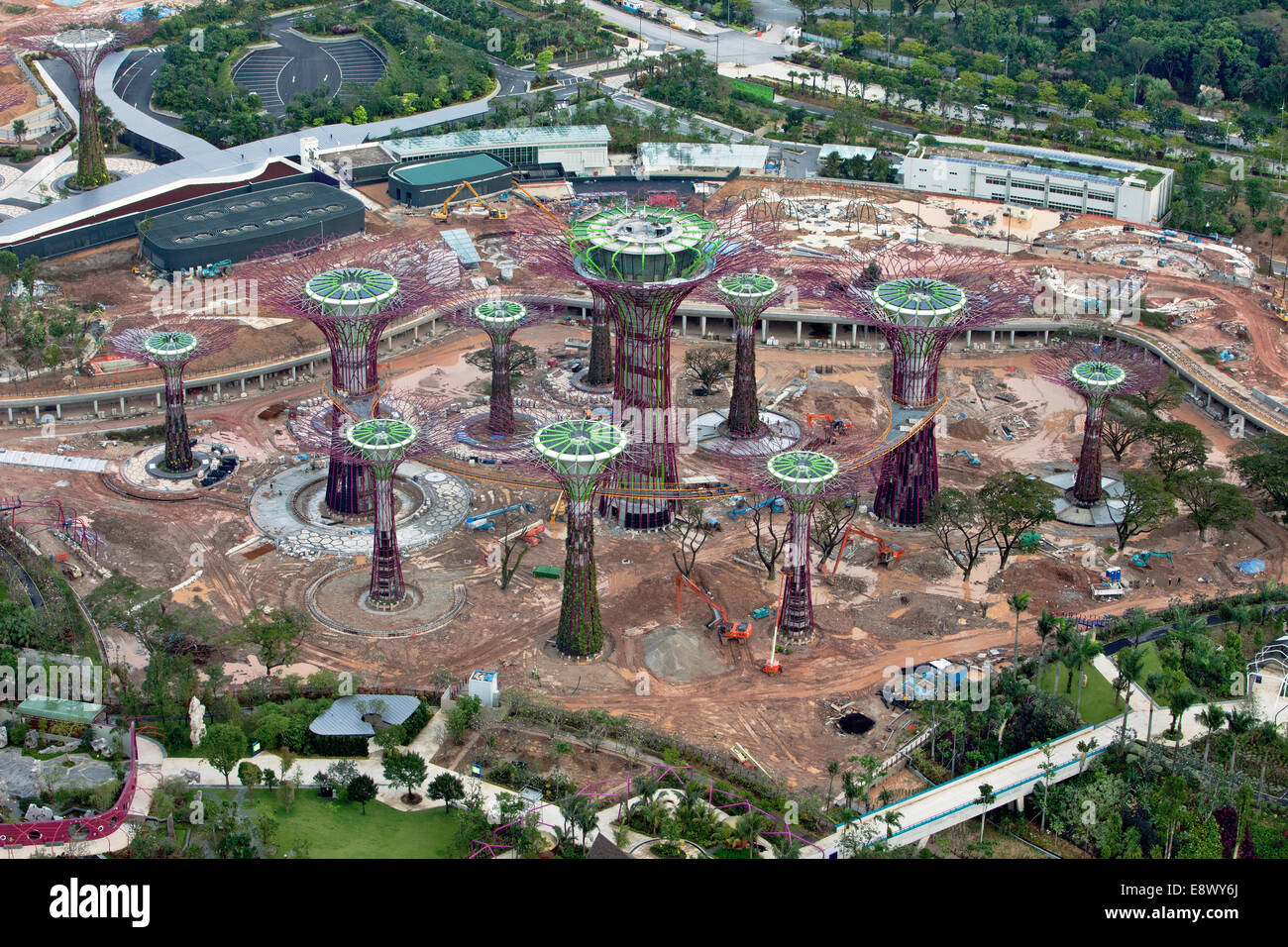 Gigantische synthetische baumähnliche Strukturen Linie künstlichen Hafen Singapurs und dienen als vertikale Gärten der exotischen Pflanzenwelt. Durch erhöhten Laufstegen verbunden, sind 25 bis 40 Meter hohe Supertrees mit Umwelttechnologien ausgestattet, die die Ecol nachahmen Stockfoto
