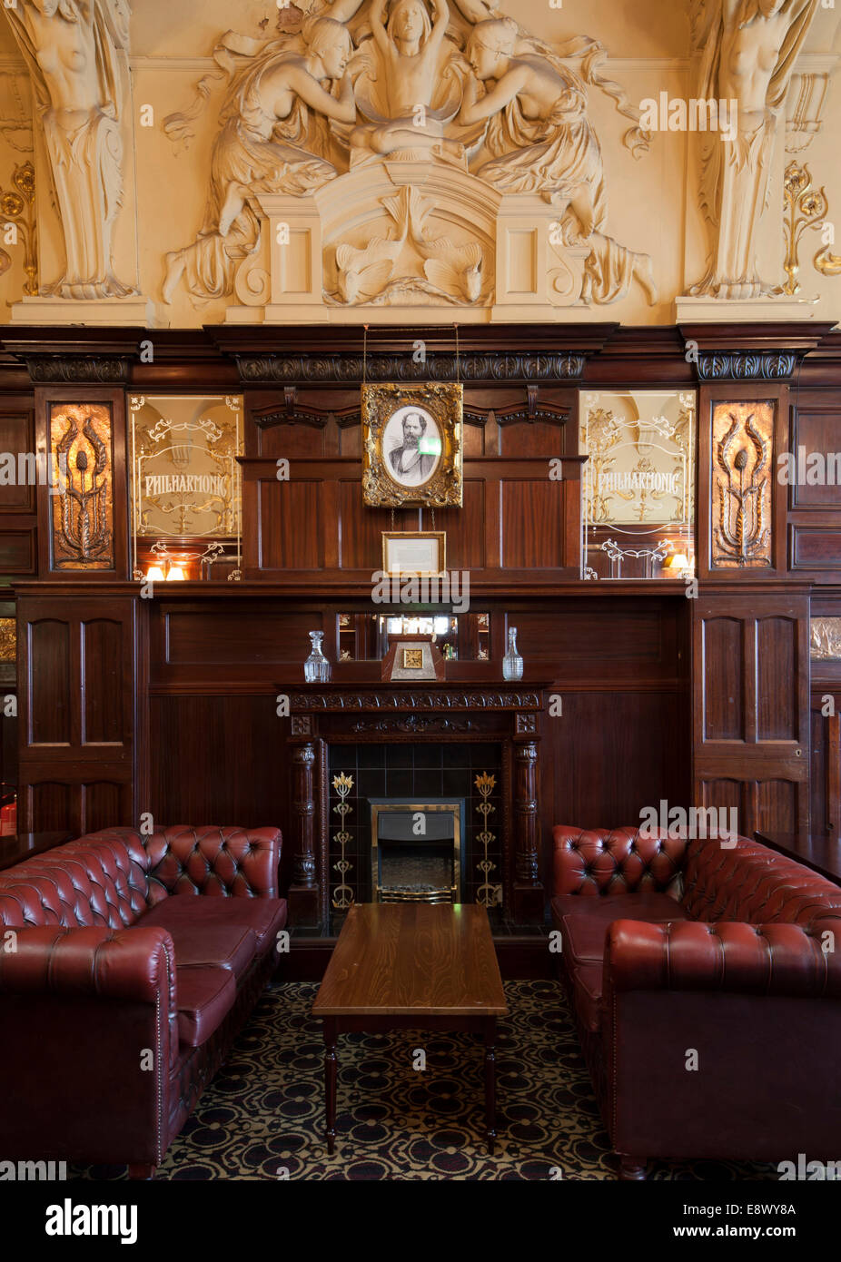 Ledersofas im Inneren Philharmonic Speisesäle, Liverpool, England Stockfoto