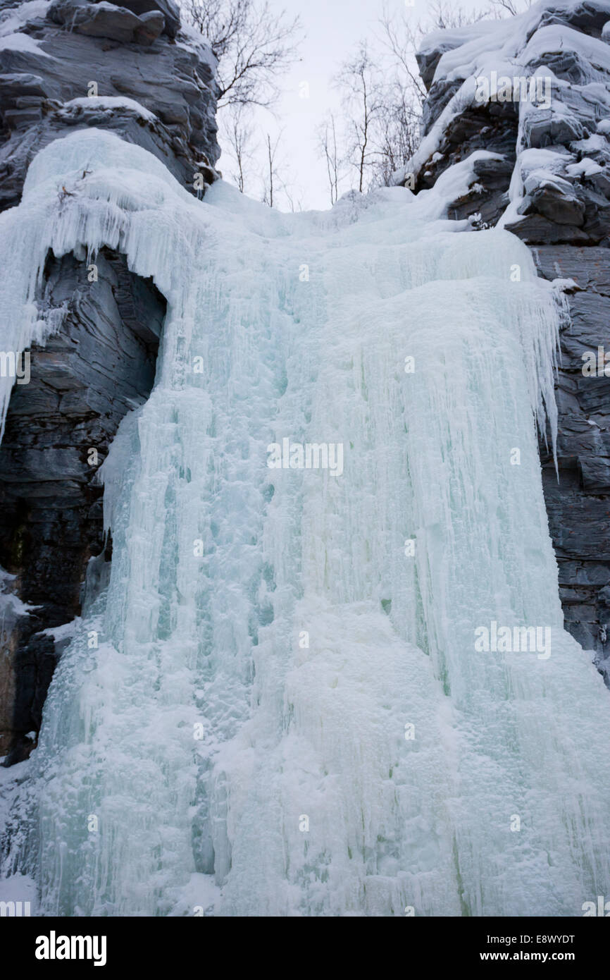 ABISKO, Schweden Frozen Silverfallet Wasserfall. Stockfoto