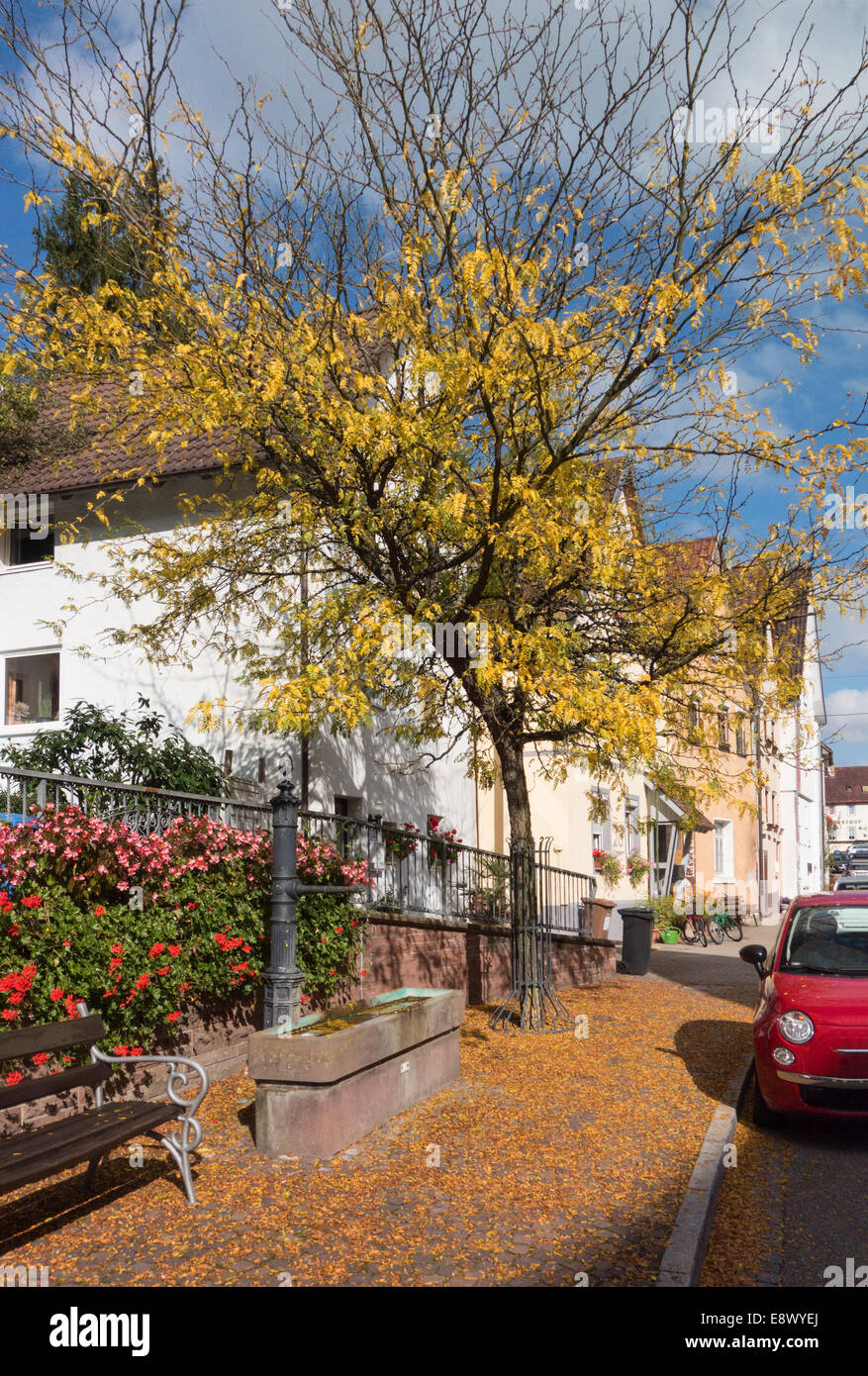 Herbststimmung in einer kleinen Stadt Stockfoto