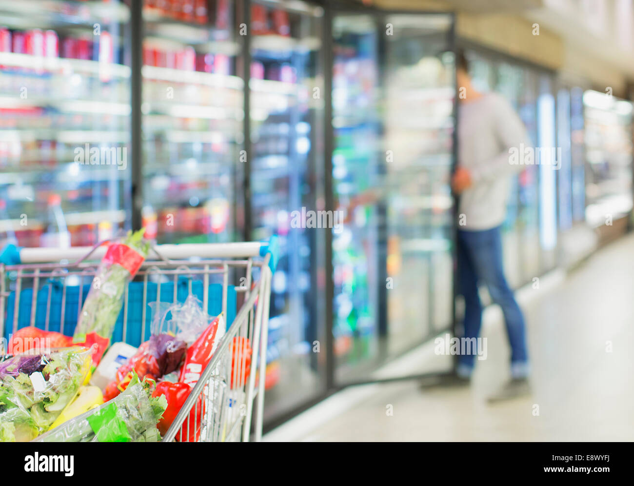 Defokussierten Blick des Menschen im Supermarkt einkaufen Stockfoto