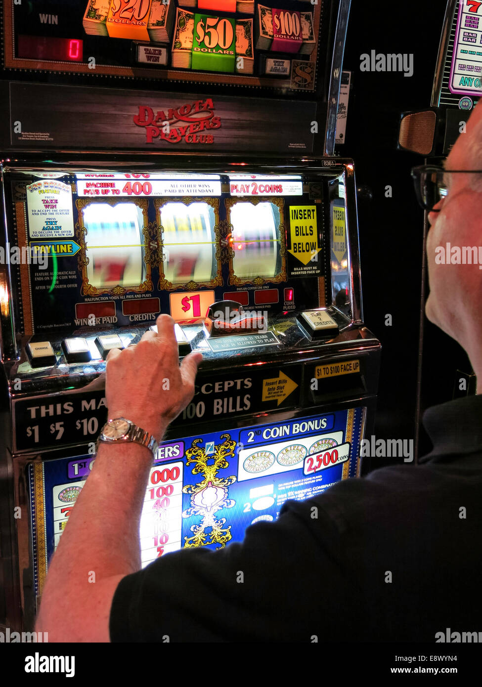 Mann spielen elektronische Spielautomaten, Casino-Lobby, Deadwood, SD, USA Stockfoto