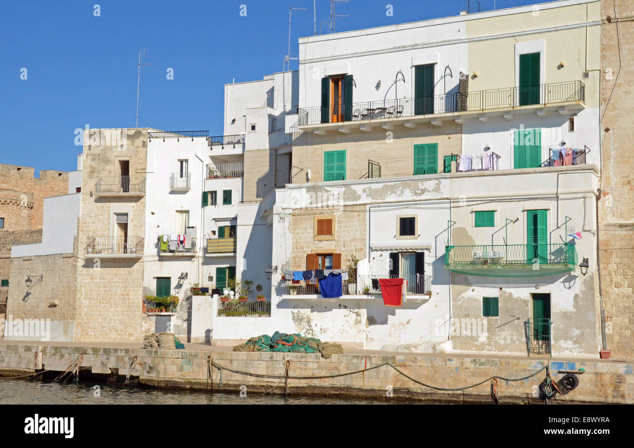 Malerische Gebäude am alten Hafen von Monopoli, Apulien, Italien Stockfoto