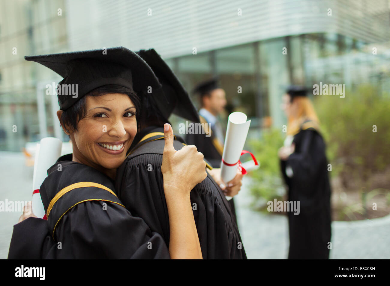 Studenten in GAP und Kleid zu umarmen Stockfoto