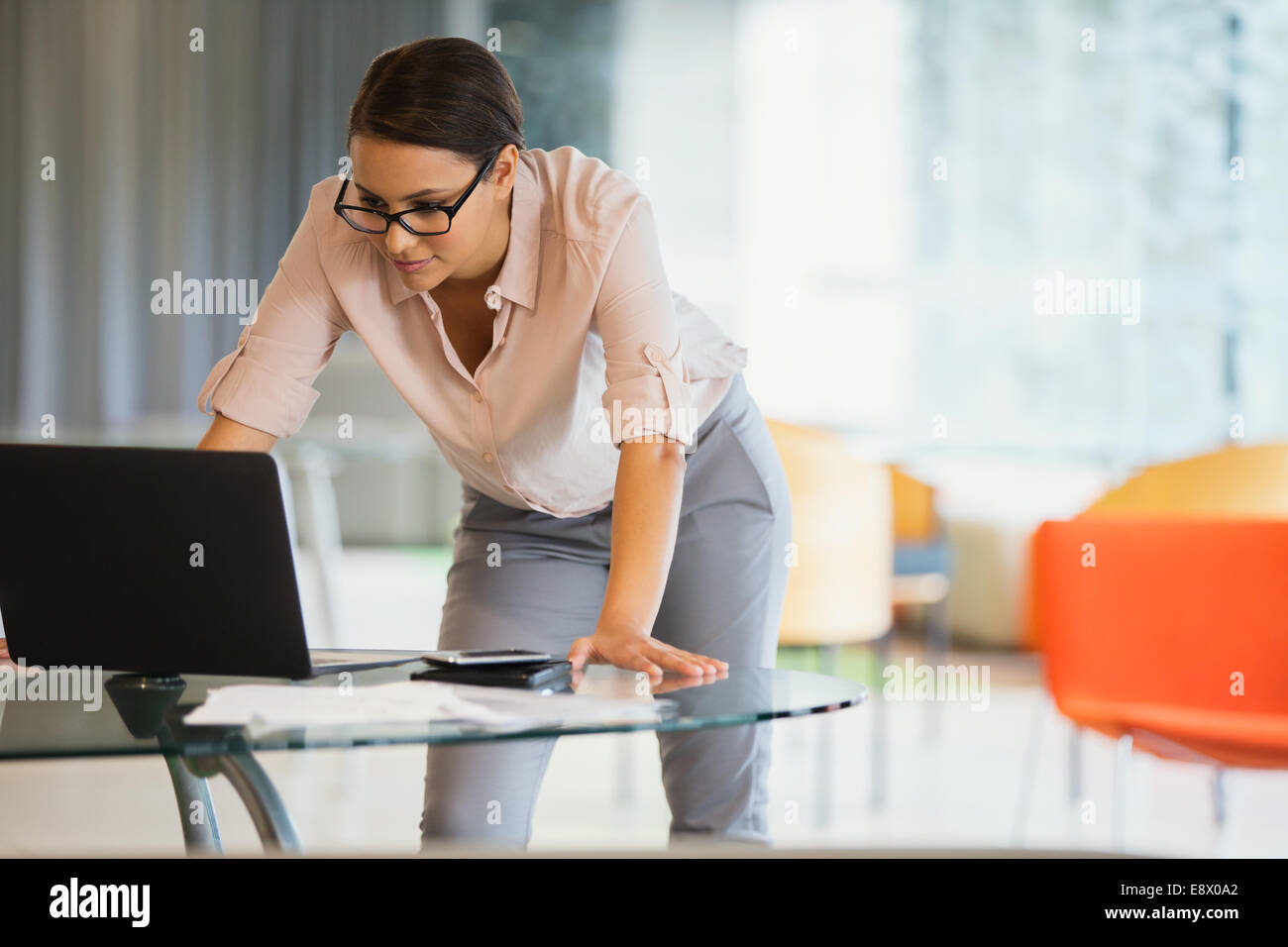 Geschäftsfrau, die Arbeiten am Laptop im Bürogebäude Stockfoto