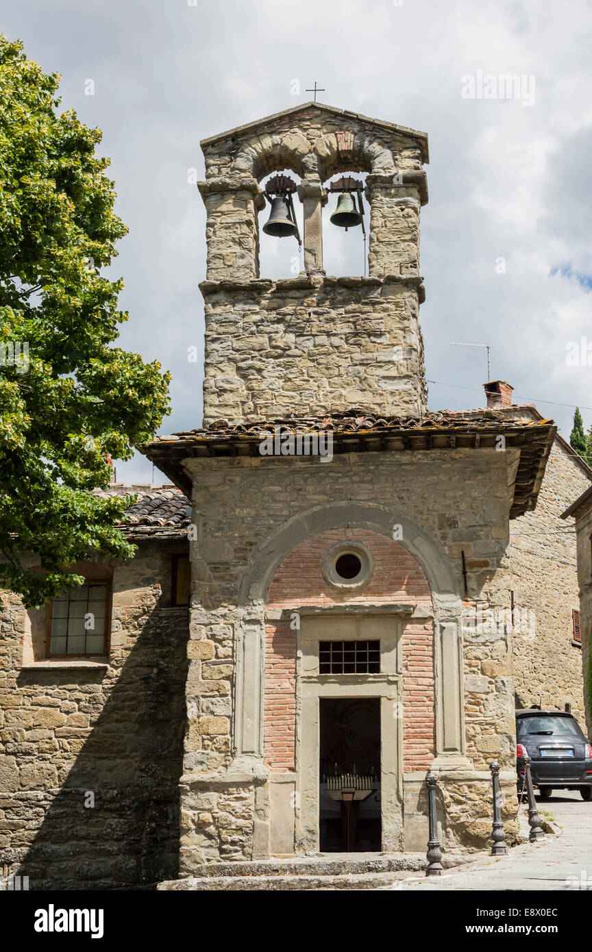 Fassade der Kirche von St. Christopher mit Glocken, Cortona, Toskana, Italien Stockfoto