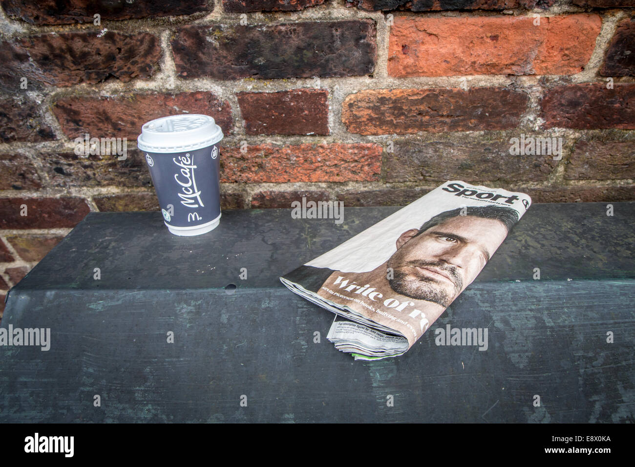 verlassene Kaffeetasse und kostenloses Magazin Stockfoto