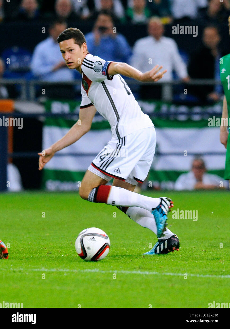 Fußballspiel, Qualifikation für die UEFA Europameisterschaft 2016, Veltins-Arena Gelsenkirchen, Gruppe D, zwischen Deutschland (weiß) und Irland (grün) 1:1; Julian Draxler (GER). Stockfoto