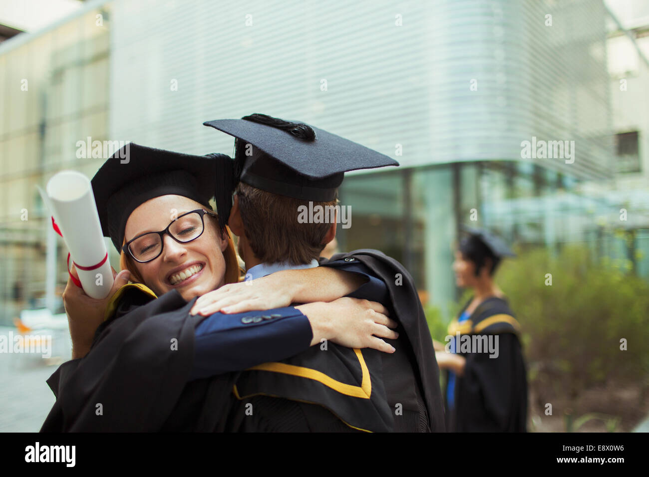 Studenten in GAP und Kleid zu umarmen Stockfoto