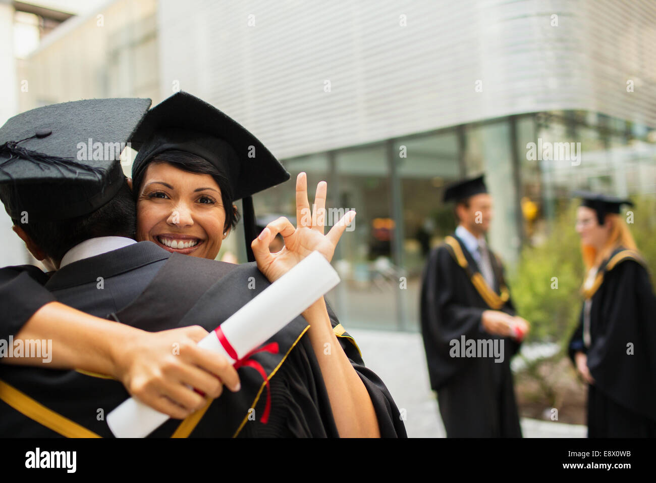 Studenten in GAP und Kleid zu umarmen Stockfoto