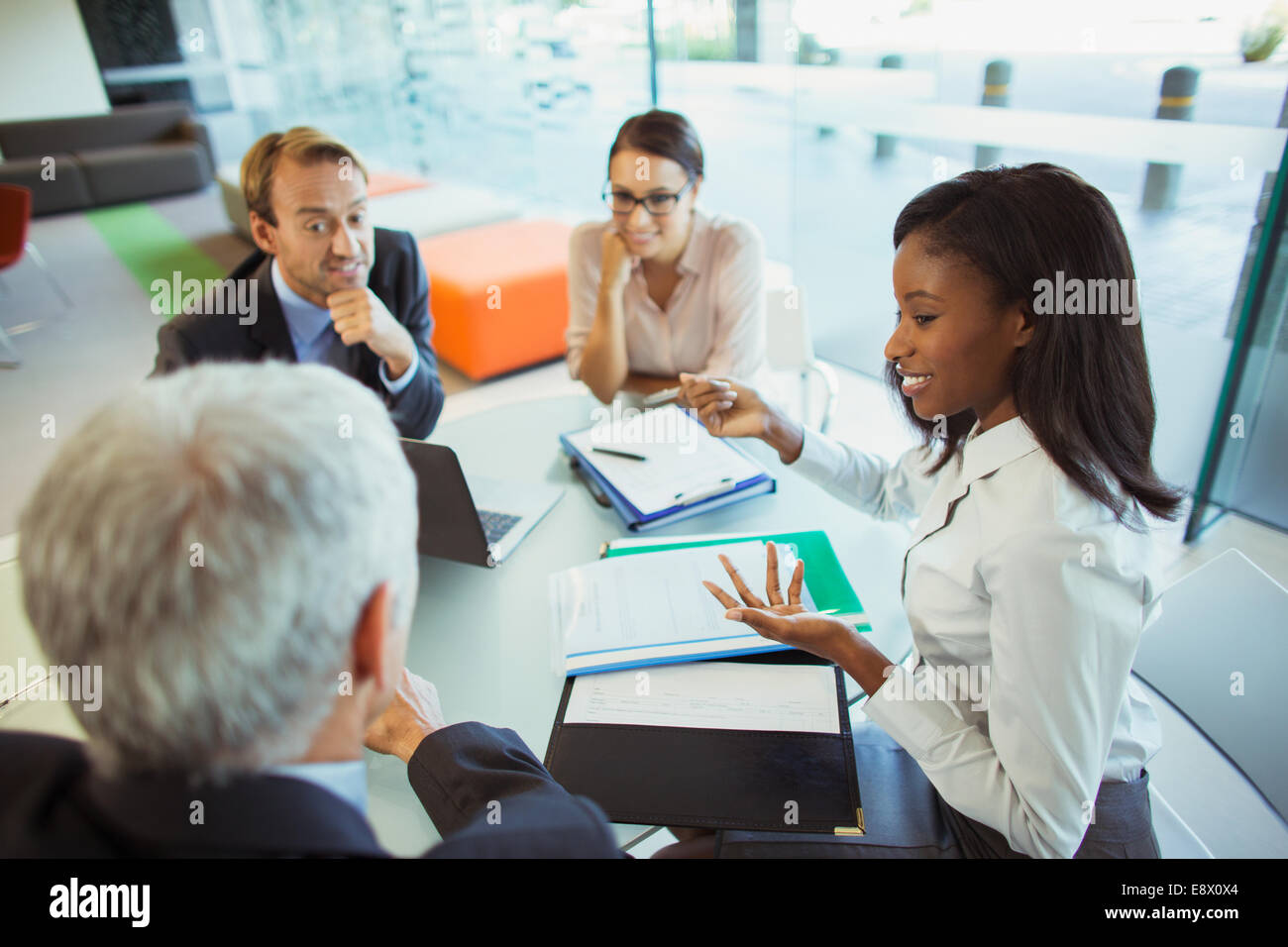 Geschäftsleute im Gespräch am Tisch im Bürogebäude Stockfoto
