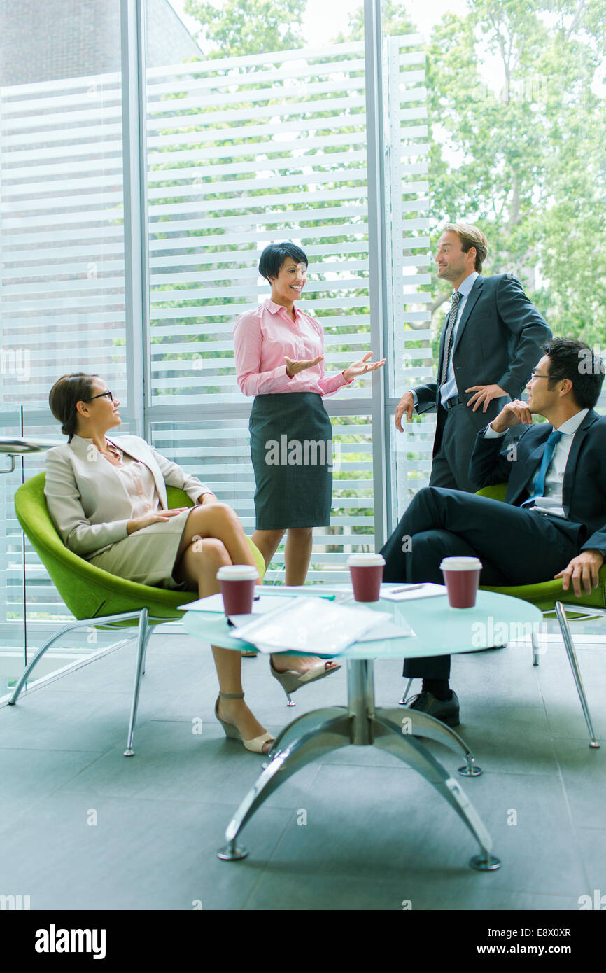 Business-Leute, die reden im Bürogebäude Stockfoto
