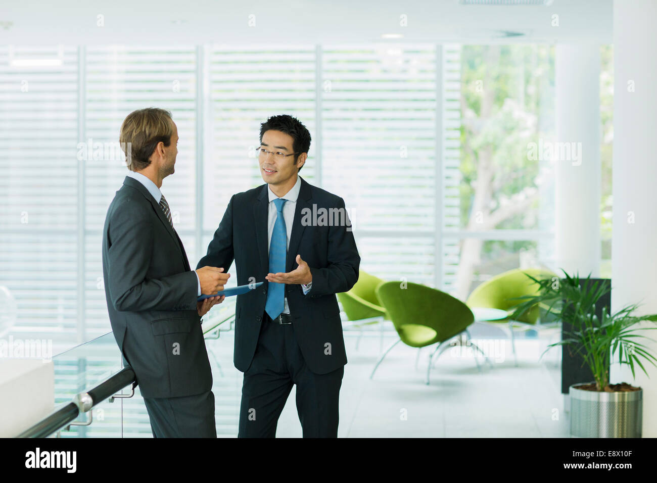 Geschäftsleute sprechen im Bürogebäude Stockfoto
