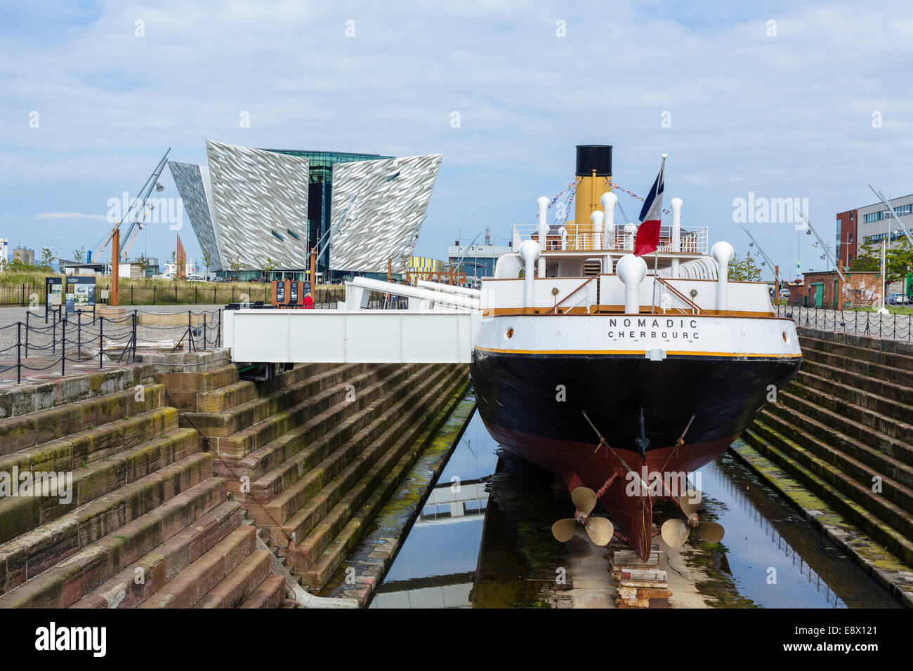 Das Dampfschiff SS Nomadic Zahlungsmittel sind mit Belfast Titanic Museum hinter Titanic Quarter, Belfast, Nordirland, Vereinigtes Königreich Stockfoto