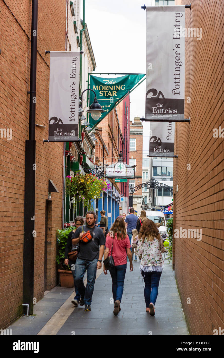 Pottinger Eintrag, eines der historischen engen Gängen zwischen High Street und Ann St, Belfast, Nordirland, Vereinigtes Königreich Stockfoto