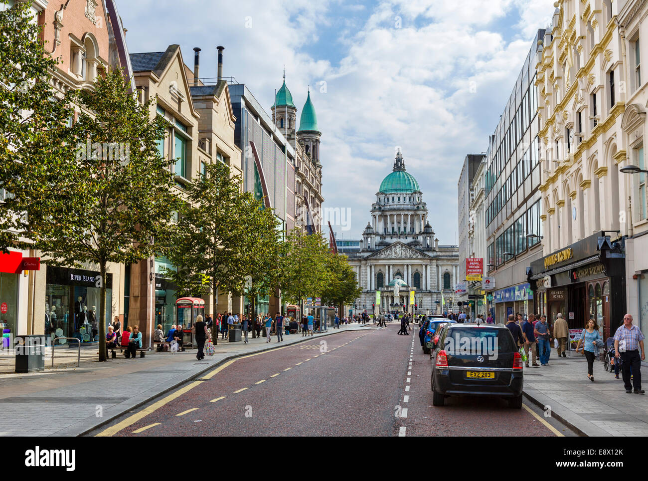 Geschäfte am Donegall Place mit Blick auf die City Hall, Belfast, Nordirland, Vereinigtes Königreich Stockfoto