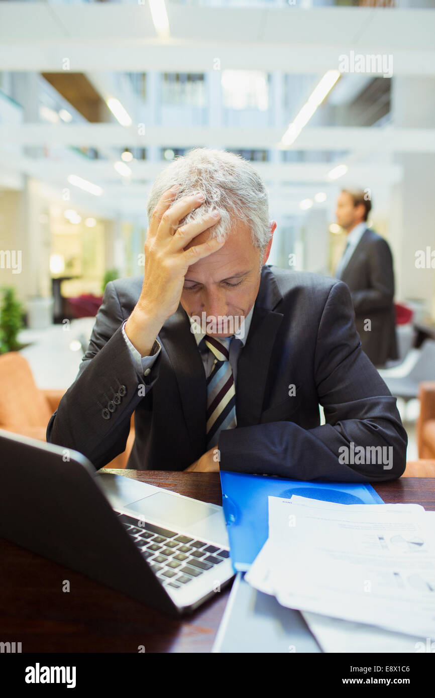 Geschäftsmann ruht während der Arbeit im Bürogebäude Stockfoto