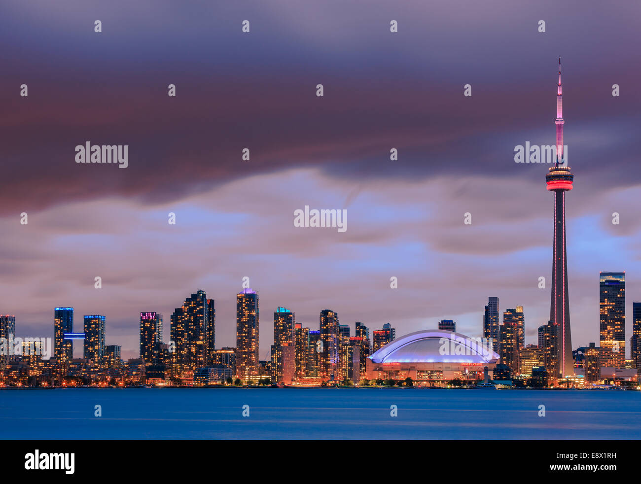 Berühmte Skyline von Toronto mit dem CN Tower und Rogers Centre nach Sonnenuntergang die Toronto Islands entnommen. Stockfoto