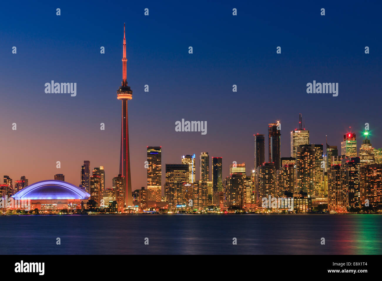 Berühmte Skyline von Toronto mit dem CN Tower und Rogers Centre nach Sonnenuntergang die Toronto Islands entnommen. Stockfoto