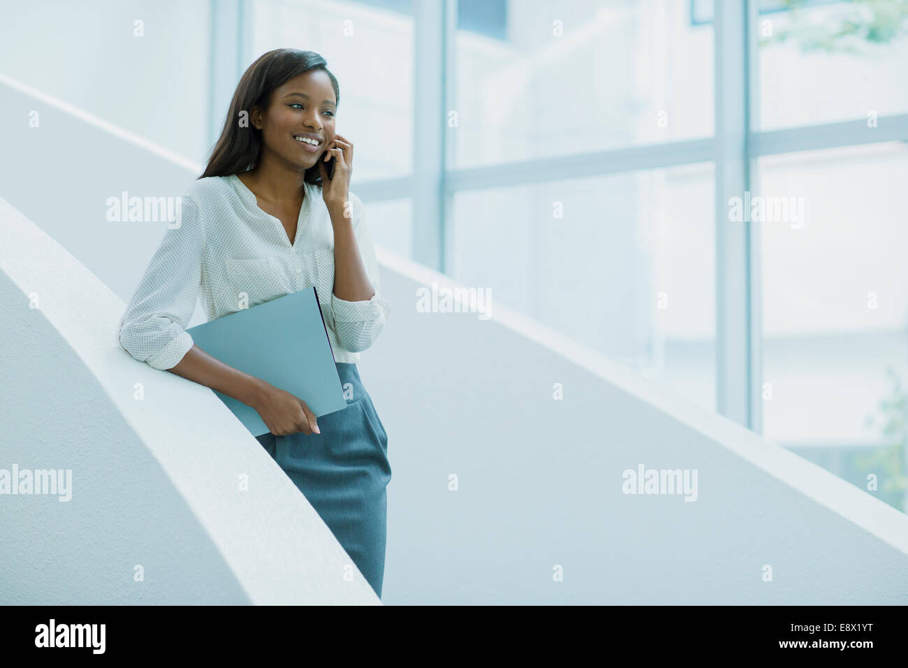 Geschäftsfrau, reden über Handy auf Bürogebäude Treppen Stockfoto