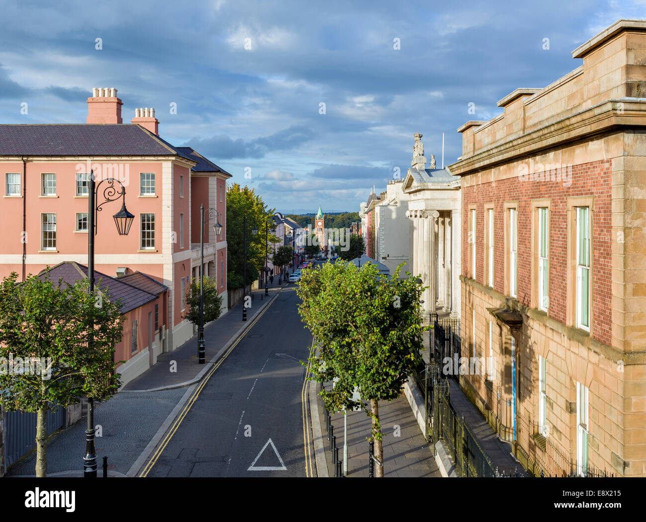 Blick von unten Bishop Street innerhalb der alten Stadtmauer am frühen Abend, Derry, County Londonderry, Nordirland, Vereinigtes Königreich Stockfoto