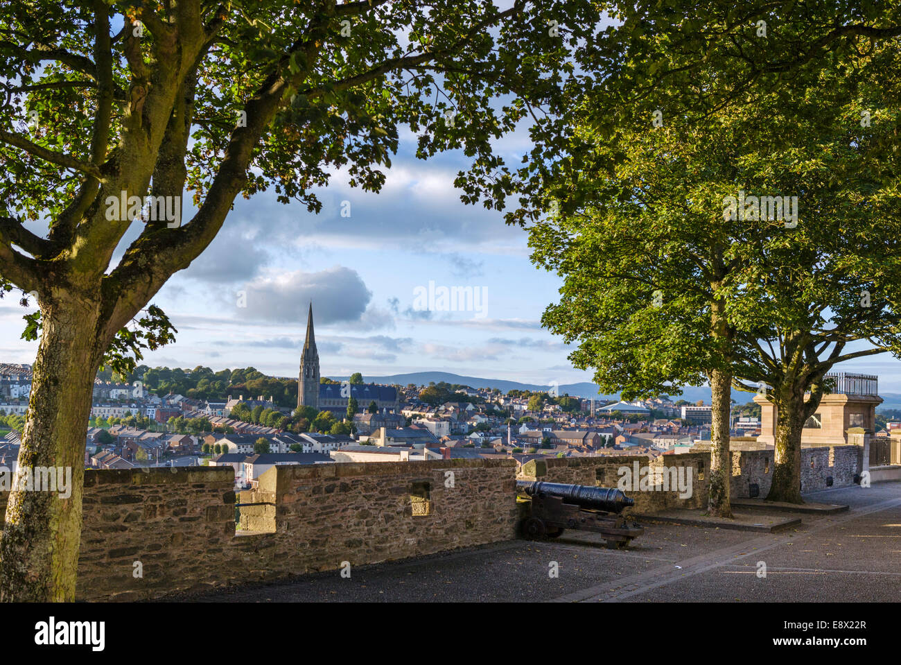 Alte Stadtmauer in den frühen Abendstunden mit St Eugene Kathedrale in der Ferne, Derry, County Londonderry, Nordirland, Vereinigtes Königreich Stockfoto