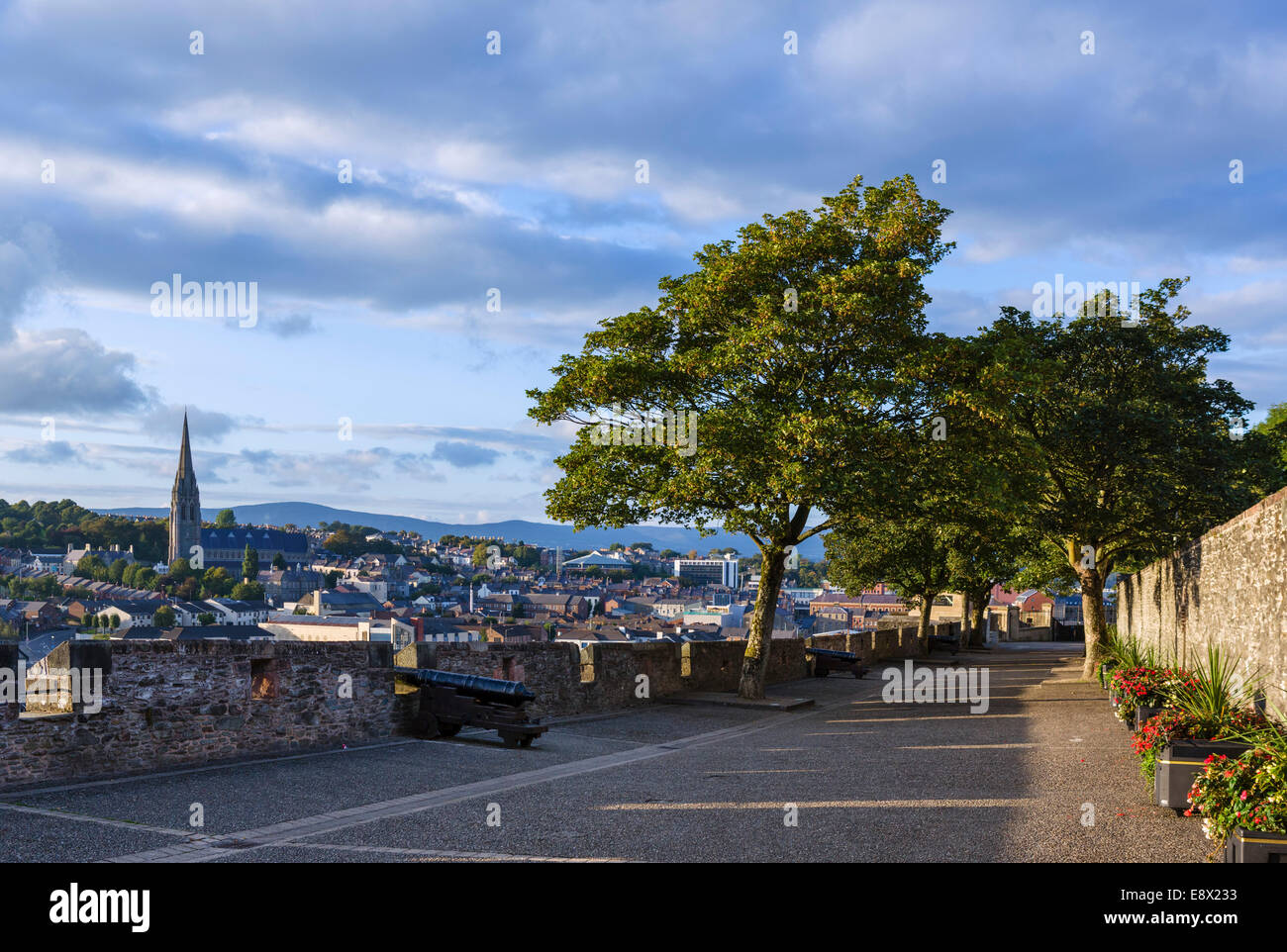 Alte Stadtmauer in den frühen Abendstunden mit St Eugene Kathedrale in der Ferne, Derry, County Londonderry, Nordirland, Vereinigtes Königreich Stockfoto