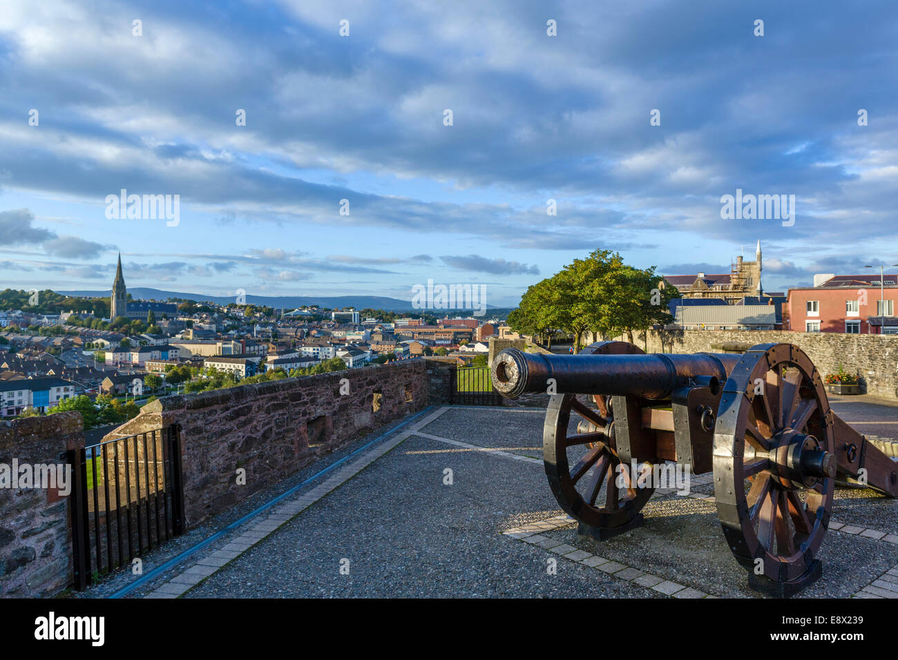 Kanone auf der königlichen Bastion der alten Stadtmauer Stadt mit Bogside hinter Derry, County Londonderry, Nordirland, Vereinigtes Königreich Stockfoto