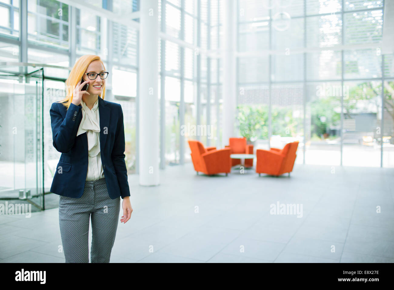Geschäftsfrau, reden über Handy im Bürogebäude Stockfoto